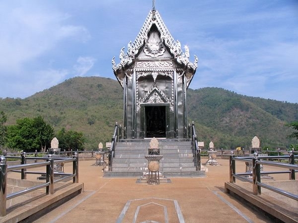Храм из нержавеющей стали в Тайланде